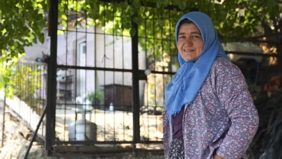 Yangına hortumla müdahale eden kadın çok sayıda evi kurtardı