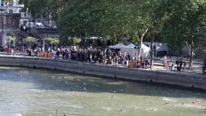 100 yıl sonra bir ilk! Seine Nehri Parislilere yeniden açıldı