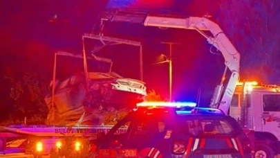 Çukura düşen otomobildeki 4 kişi yaralandı