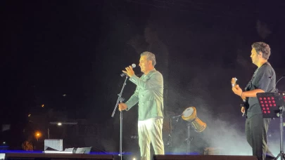 Şarkıcı Ferhat Göçer, Van Kültür Yolu Festivali'nde konser verdi