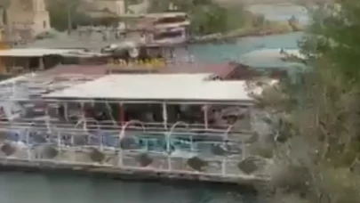 Şanlıurfa'da fırtınada halatları kopan duba restoran Fırat Nehri'nde sürüklendi