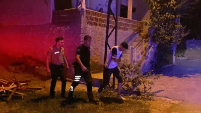 Tartışan 2 arkadaş birbirini bıçakladı: 2 yaralı