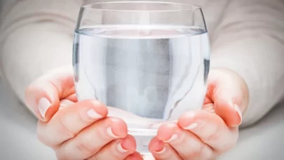 Yeterince su içmediğinizin kanıtı: Bu belirtilere dikkat!