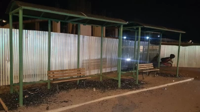 Otobüs durağının camlarını kıran şahıs kamerada