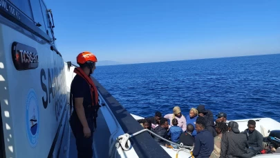 İzmir açıklarında 16 düzensiz göçmen yakalandı