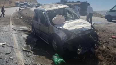 Cizre'de tır ile hafif ticari araç çarpıştı: 2 yaralı