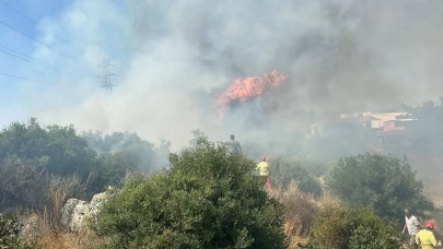Antalya'da yerleşim alanına yakın ağaçlık alanda yangın