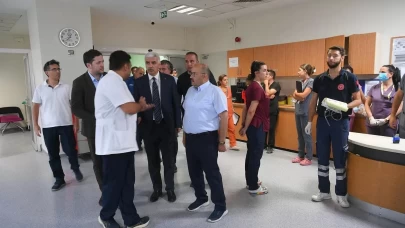 Vali Ustaoğlu, otobüs kazasında yaralanan vatandaşları hastanede ziyaret etti