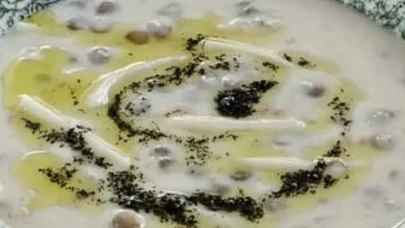 Şifa deposu! Yoğurtlu erişteli yeşil mercimek çorbası tarifi