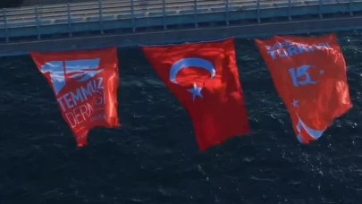 İstanbul’da köprülere dev Türk bayrakları asıldı