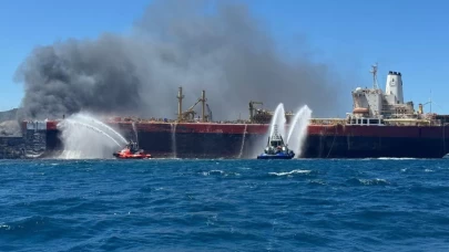 Aliağa Limanı'nda sökümü yapılan gemide yangın çıktı