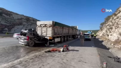 Tarsus’ta hafif ticari araç tıra çarptı: 5 ölü, 1 ağır yaralı