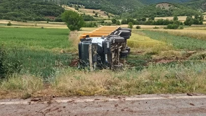 Kamyon tarlaya devrildi, sürücü hayatını kaybetti