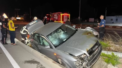 Burdur'da aydınlatma direğine çarpan otomobil alev aldı: 2 yaralı