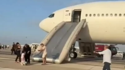 Antalya Havalimanı'nda yolcular acil tahliye kaydırakları ile uçaktan indi