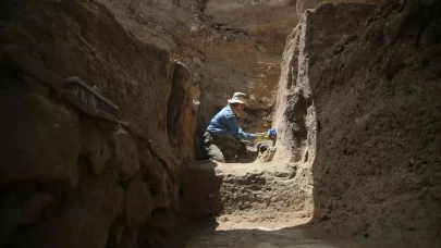 Ayanis Kalesi'nde savaş aletlerinin bulunduğu odaların sırrı araştırılıyor