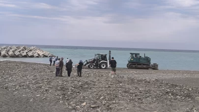 Sahilde güneşlenirken iş makinesinin altında kalarak can verdi