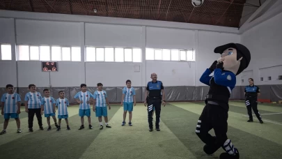 Polisler çocukları kötü alışkanlıklardan uzak tutmak için sahada