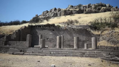 Assos’ta 3.500 yıllık stoa gün yüzüne çıkıyor!