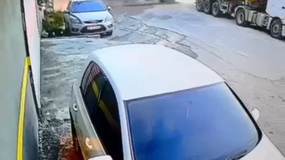 Demir yüklü kamyon 8 metrelik duvardan uçtu: O anlar kameralarda
