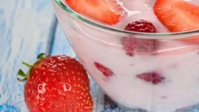 Çocuklar bu yoğurdu çok sevecek! Evde doğal meyveli yoğurt yapımı