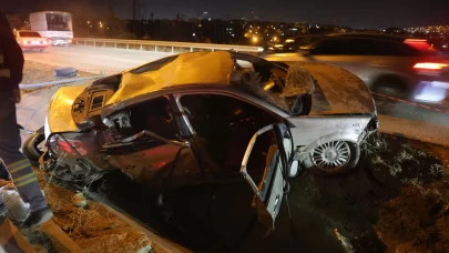 Hatay'da otomobil aydınlatma direğine çarptı: 4 yaralı