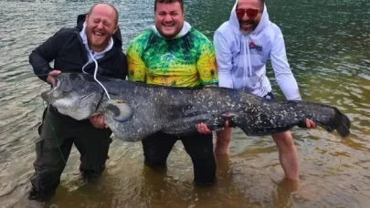 Amatör balıkçılar 2 metre uzunluğunda balık yakaladı