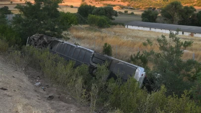 Balıkesir'de yolcu otobüsü şarampole devrildi