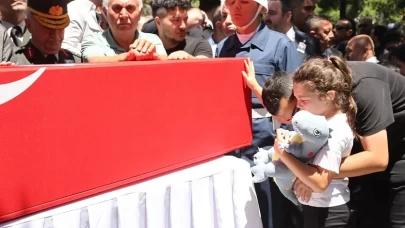 9 yaşındaki Ayşe Mina şehit babasını son yolculuğuna böyle uğurladı