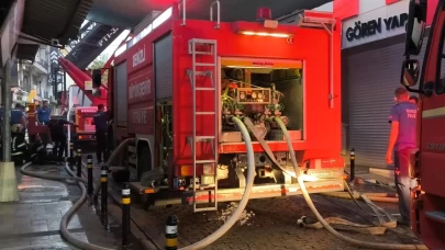 Tarihi Demirciler Çarşısında çıkan yangın paniğe neden oldu