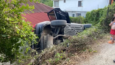El freni çekilmeyen otomobil evin boşluğuna düştü