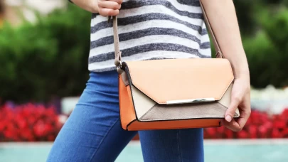 Omurga sağlığınızı tehdit eden hatalı duruş: Çantanızı bu şekilde taşımayın!