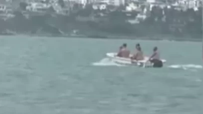 Denizde tehlikeli şaka! Alabora olan bottan son anda kurtarıldılar