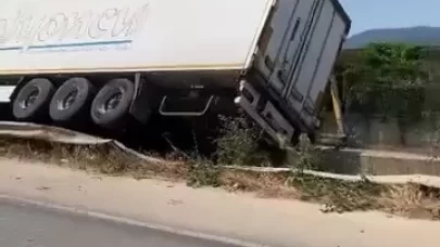 Bursa'da kontrolden çıkan tır devrildi