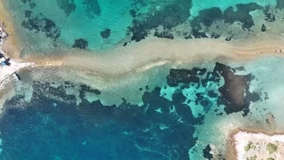 Adadan adaya yürüyerek geçtiler! Suyun içinden eşsiz doğa yürüyüşü