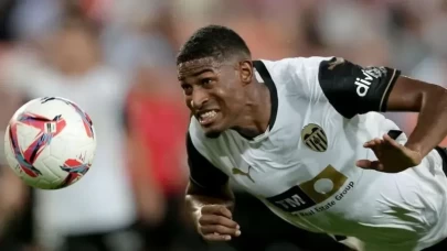 Arsenal, Cristhian Mosquera için Valencia ile anlaştı