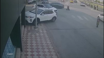 Amasya’da kaza yapan aracın vitrine çarptığı anlar kamerada