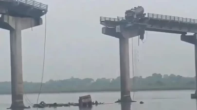 Hindistan'ın Gucerat eyaletinde köprü çöktü: 9 kişi öldü