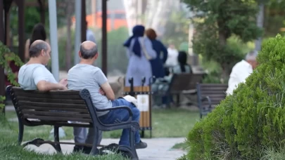 Termometreler 40 dereceyi gösterdi: vatandaşlar gölgeliklerde vakit geçirdi