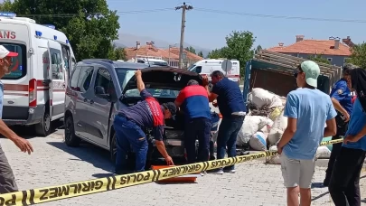 Burdur'da traktörle hafif ticari araç çarpıştı: 7 yaralı