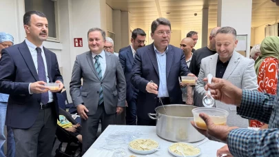 Adalet Bakanı Tunç, Amsterdam Fatih Camisi'nde cuma namazı kıldı, aşure dağıtımına katıldı