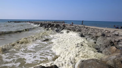 Hatay'da deniz kıyısında köpük benzeri tabaka oluştu