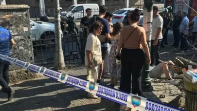 Kaldırımda yürüyen 3 kişi ağacın altında kaldı