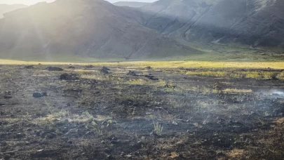 Iğdır’da tarla yangını: 250 ot balyası yandı