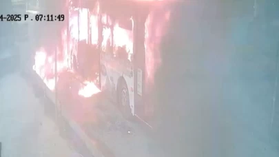 Belediye otobüsü alev aldı, yolcular panikle kaçıştı: O anlar kamerada