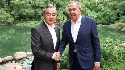 Rusya Dışişleri Bakanı Lavrov Pekin’de Çin Dışişleri Bakanı Wang ile görüştü