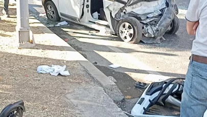 Küçükçekmece’de araç ile servis minibüsü çarpıştı: 4 yaralı