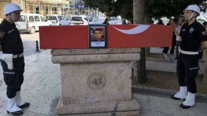 Bir aylık yaşam mücadelesini kaybeden polis memuru son yolculuğuna uğurlandı