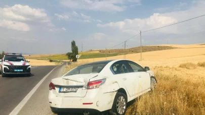 Viraja hızlı giren otomobil karşı yönden gelen iki tıra çarptı