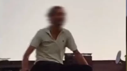 Eşi evi terk edince 5 katlı binanın çatısına çıktı